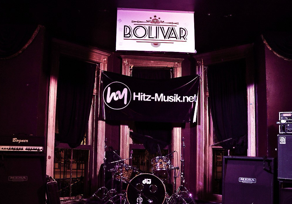 Escenario del Club Bolívar con el banner de Hitz-Musik.net colgado, durante el último evento que organizamos como promotores.